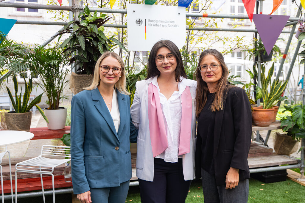 Ein Gruppenbild mit Staatsministerin Natalie Pawlik, MY TURN-Teilnehmerin Evgeniia Don-Zakharova und MY TURN-Projektleiterin Aurora Meyring.