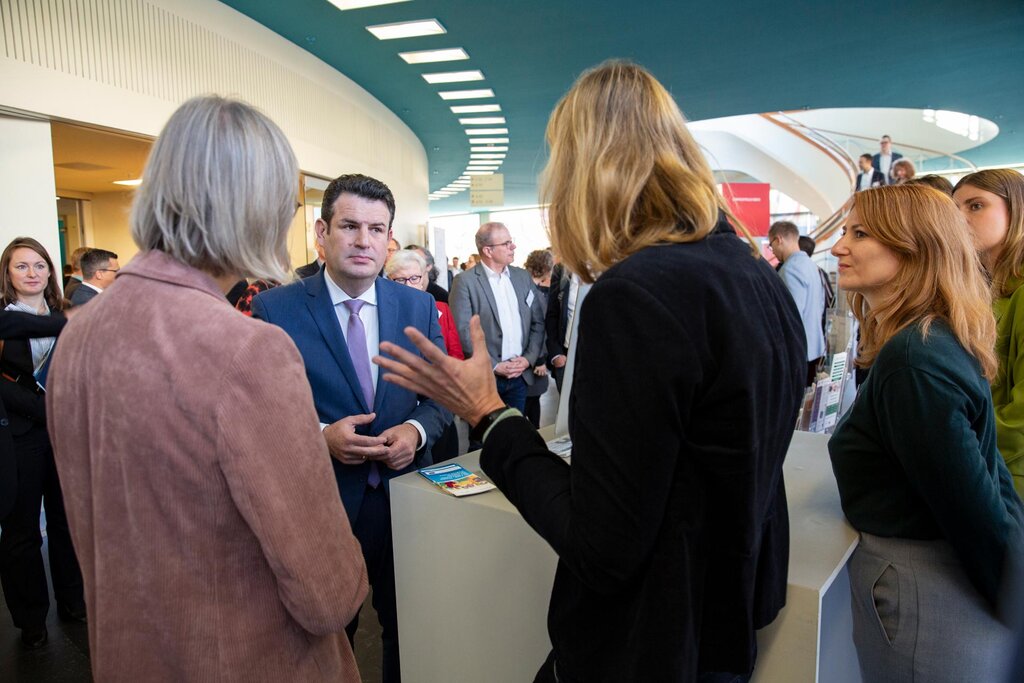 Bundesminister Hubertus Heil auf dem Tag der Jobcenter bei einem Austausch mit Projektbeteiligten mit 